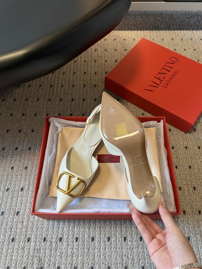 Женские туфли Valentino с золотым V-замком Valentino Garavani
