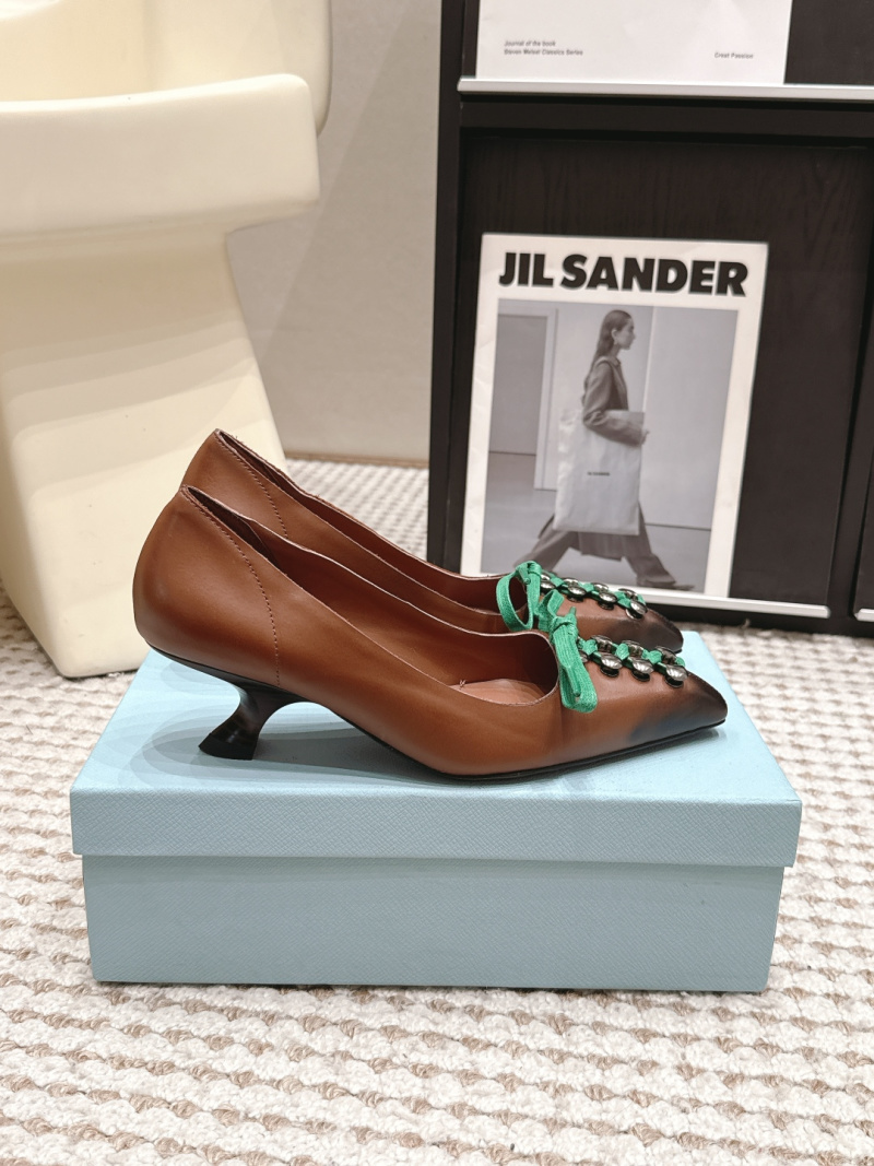 Женские туфли с бантом и заклепками Prada