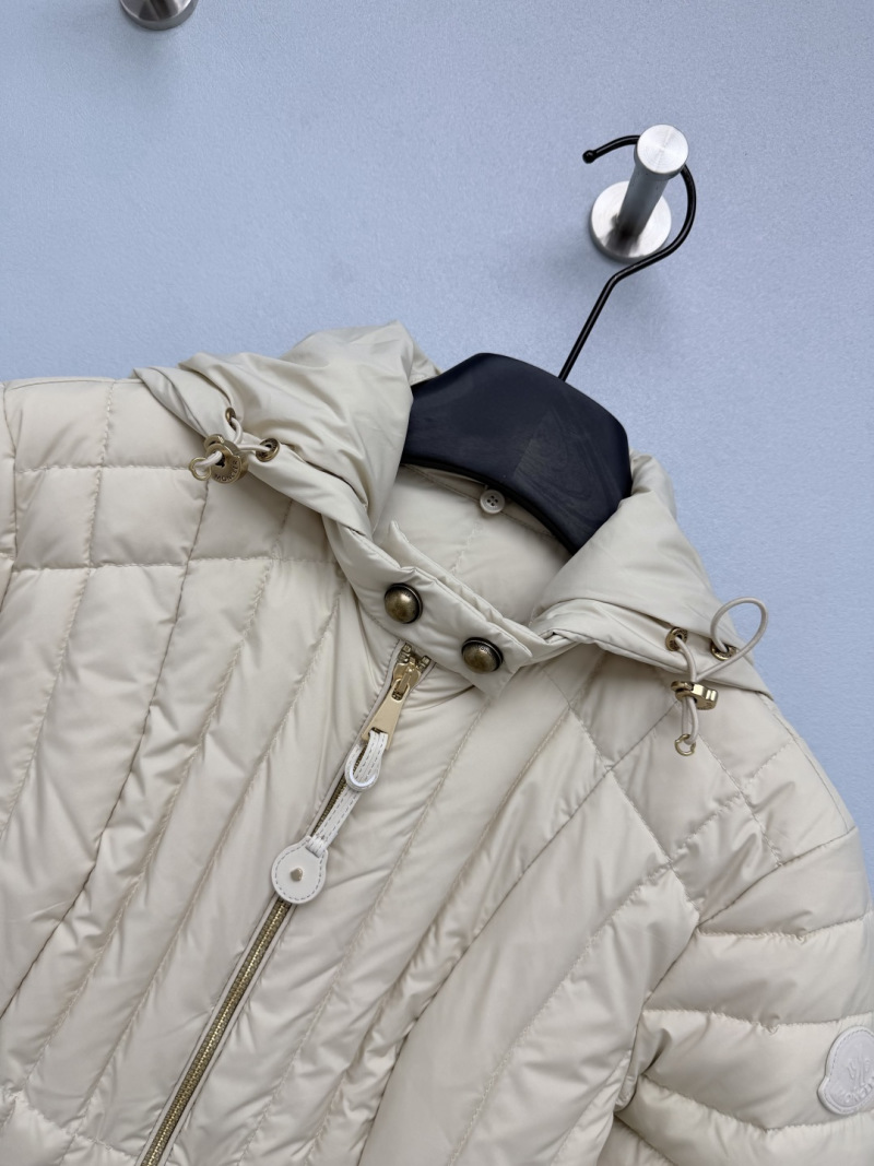 Пуховик Moncler молочно-бежевый