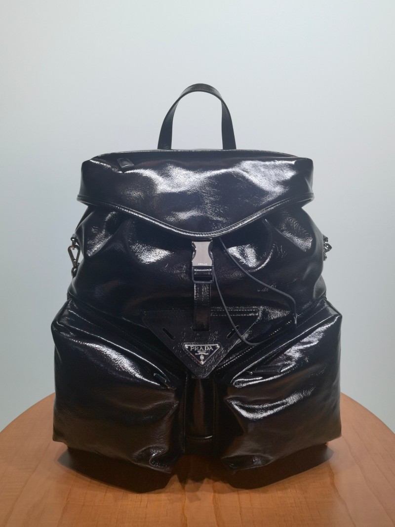 Рюкзак Prada из натуральной кожи с металлическим логотипом