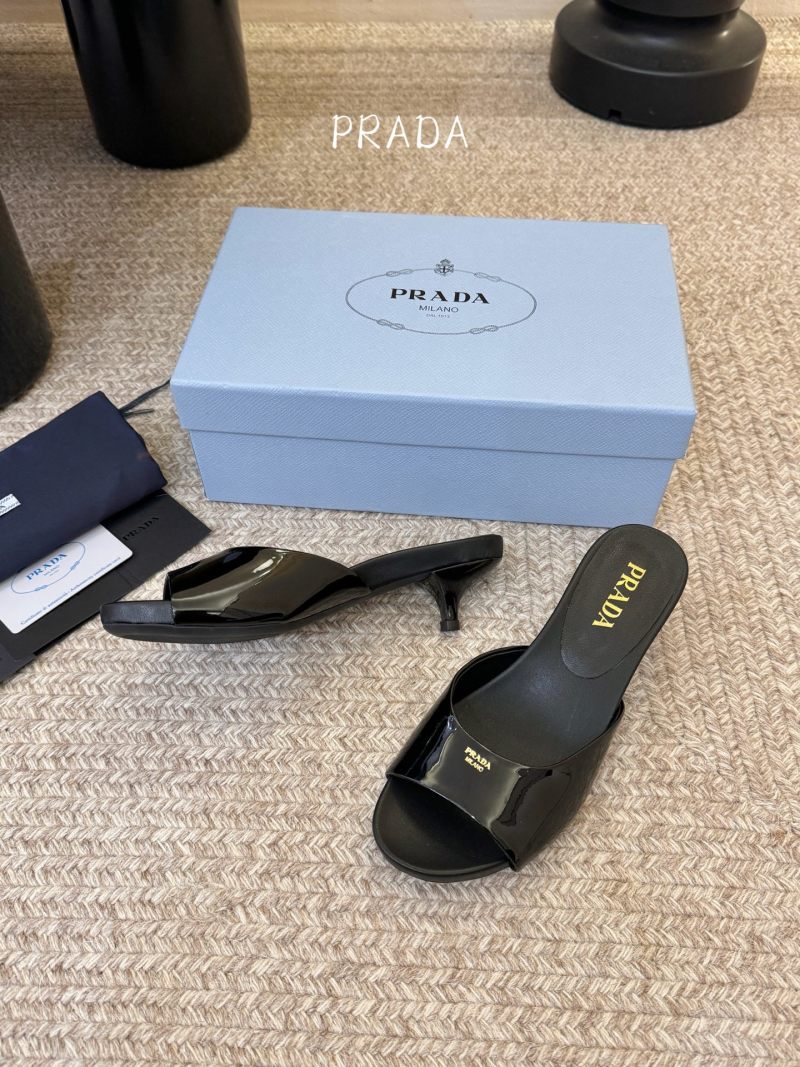 Босоножки женские Prada на низком каблуке, лакированная кожа