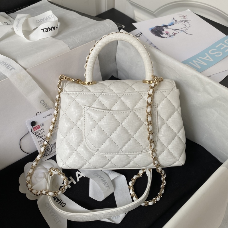 Бежевая сумка Chanel с золотой фурнитурой