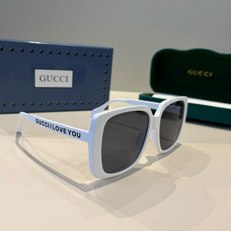 Солнцезащитные очки Gucci белые с надписью I LOVE YOU
