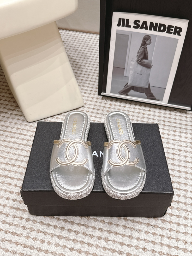 Сандалии женские с декоративным логотипом Chanel