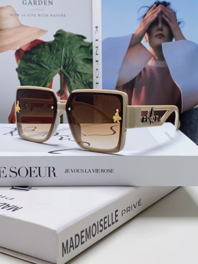 Солнцезащитные очки Prada