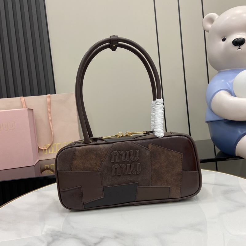 Сумка Miu Miu с ручкой и логотипом