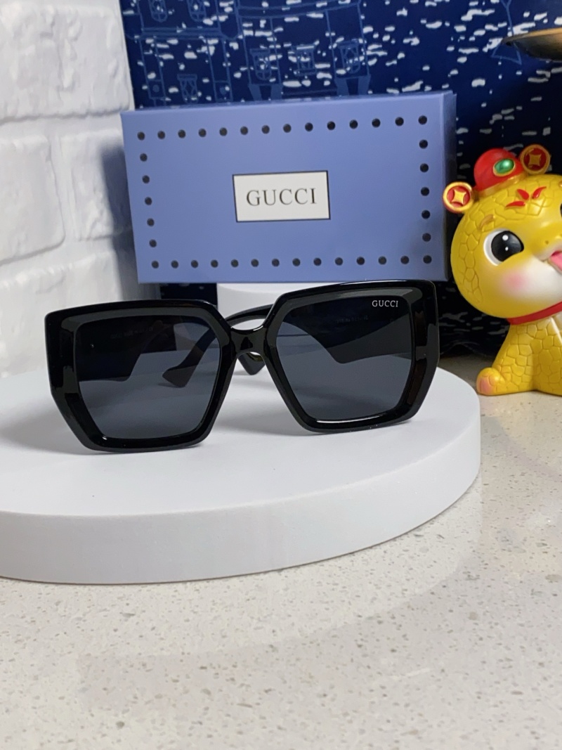 Квадратные солнцезащитные очки с декором на дужке Gucci