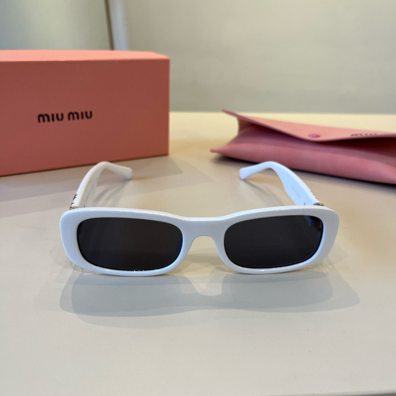 Солнцезащитные очки Miu Miu пастельного цвета