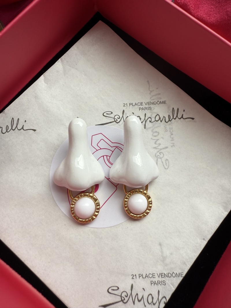 Серьги в форме носа с жемчугом Schiaparelli