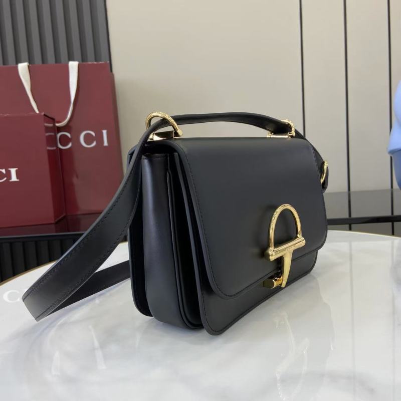 Сумка Gucci с золотой фурнитурой