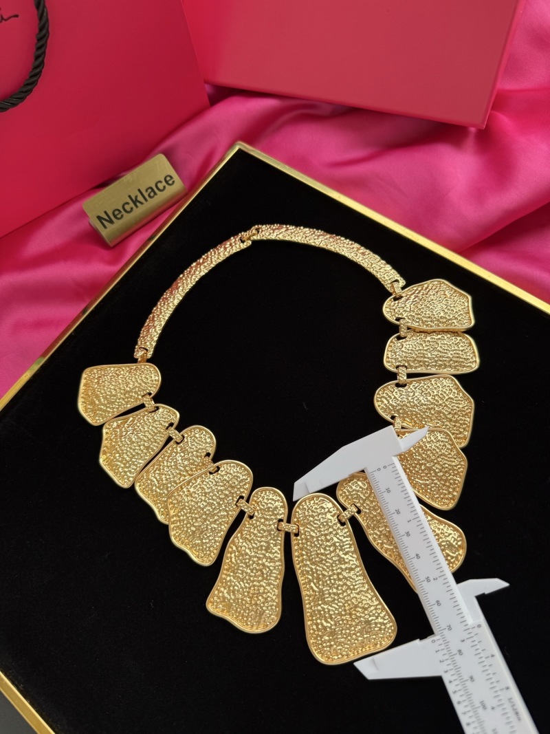 Золотистое колье с текстурными элементами Schiaparelli