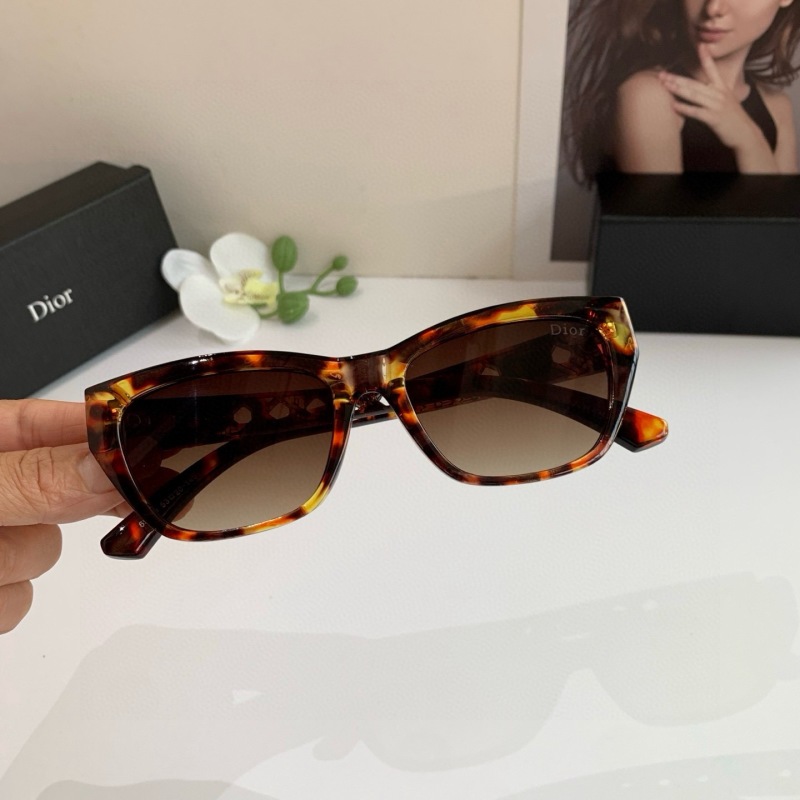 Солнцезащитные очки Dior в черепаховой оправе
