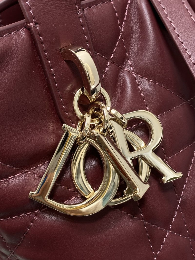 Сумка Dior с кисточкой и плечевым ремнем