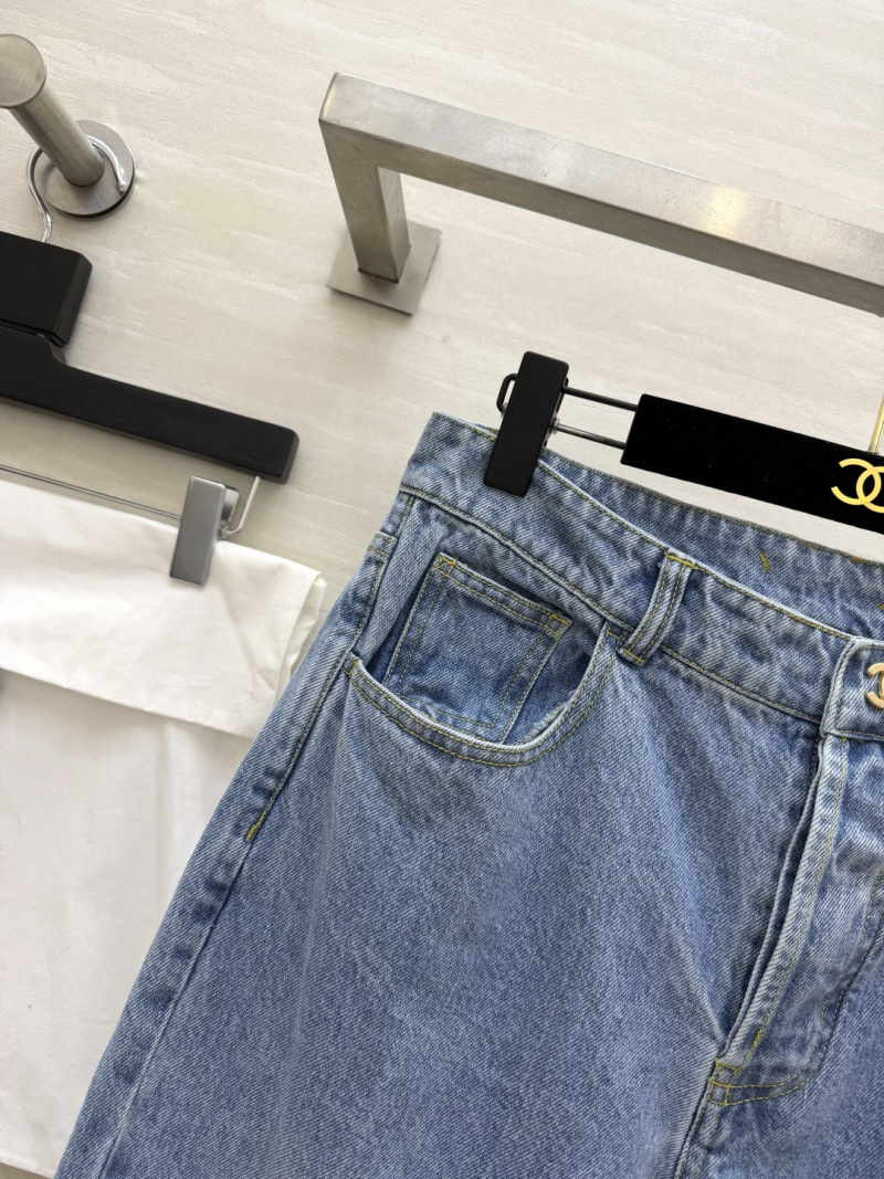 Джинсы светло-голубые с логотипом на пуговице Chanel