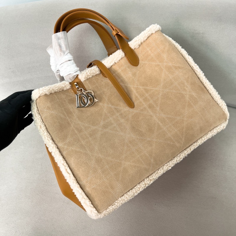 Женская сумка Dior D.Toujours бежевая с меховой отделкой