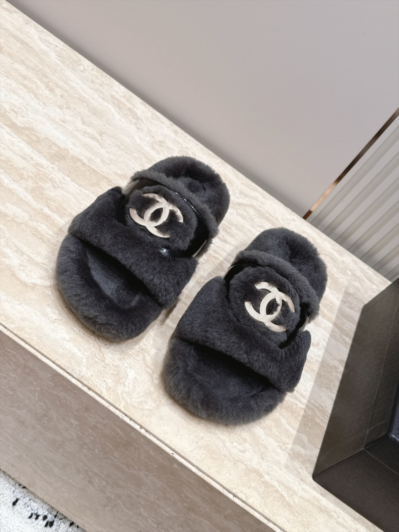 Женские шлёпанцы Chanel с мехом черного цвета