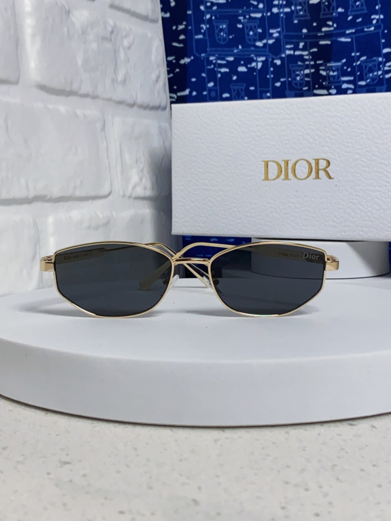 Солнцезащитные очки Dior в золотой оправе