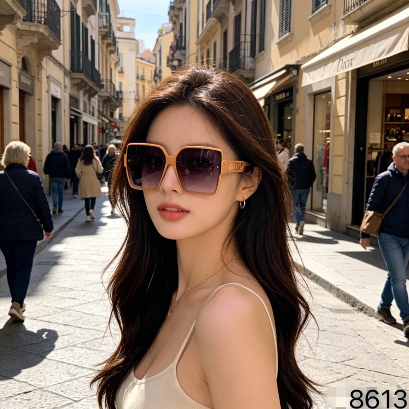 Женские солнцезащитные очки в светло-коричневой оправе Dior