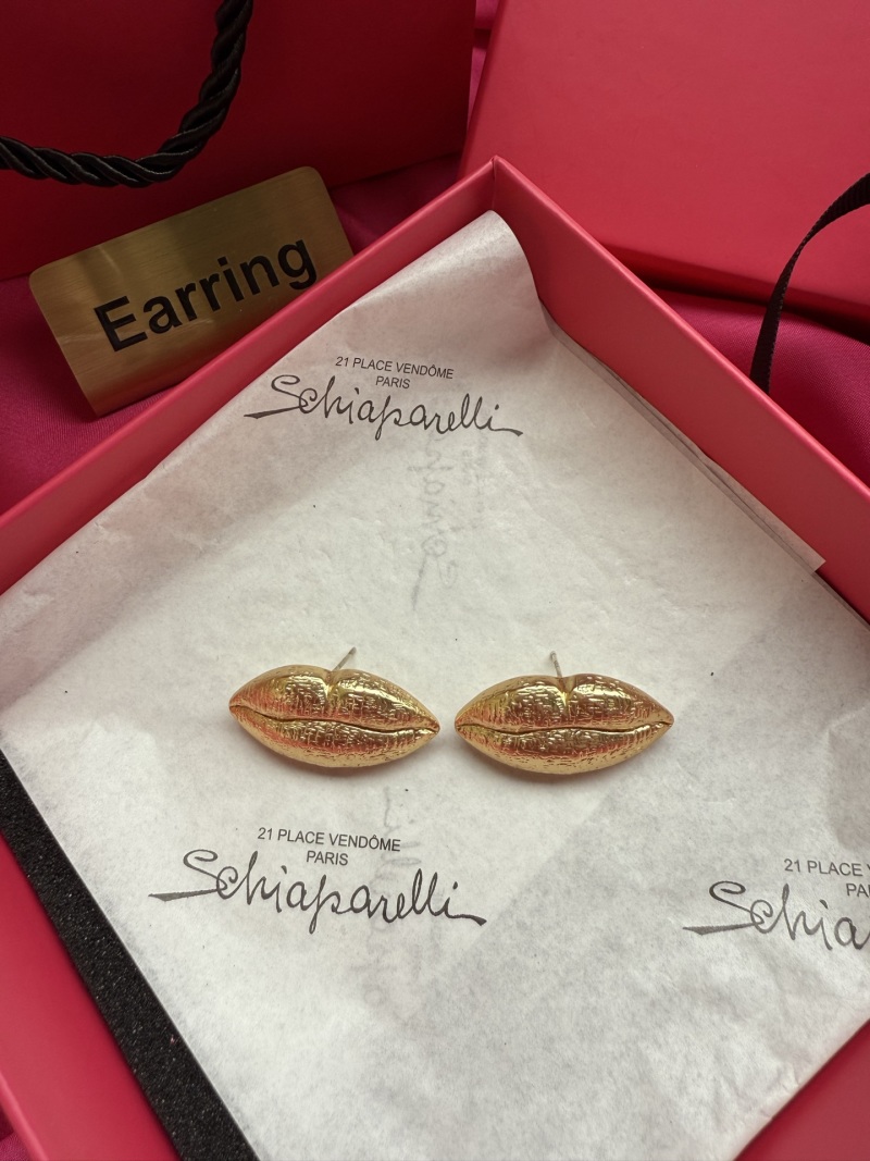 Серьги в форме губ Schiaparelli