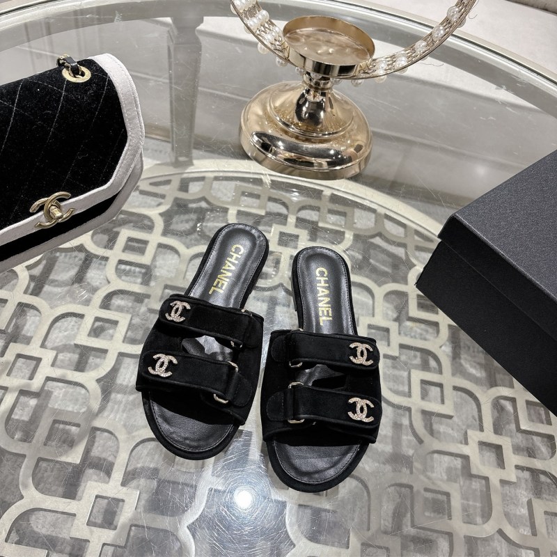 Женские черные сандалии на плоской подошве с декором Chanel