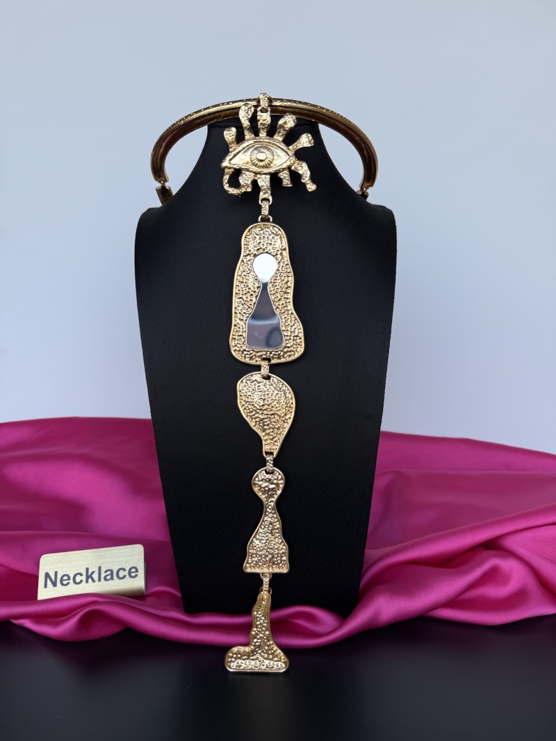 Колье с глазом-эмблемой Schiaparelli