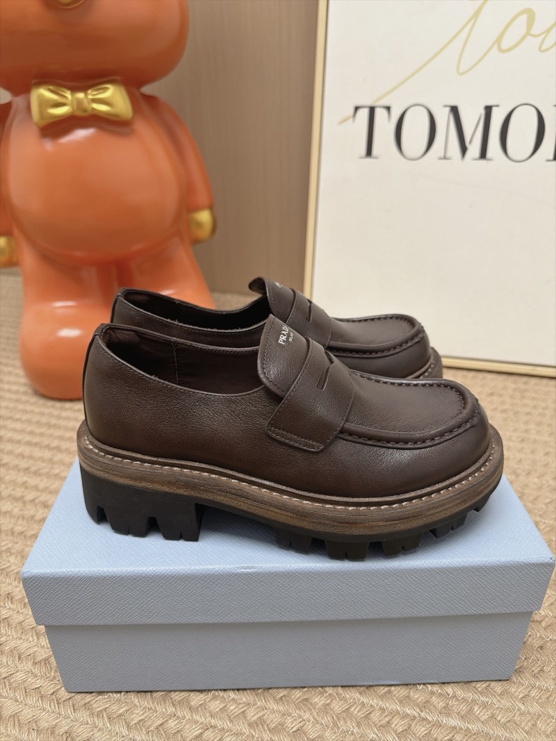 Женские лоферы Prada коричневые