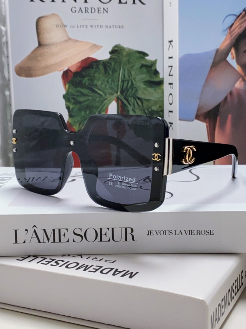 Женские солнцезащитные очки в черной оправе Chanel