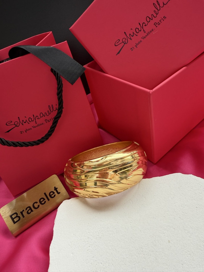 Золотистый браслет Schiaparelli