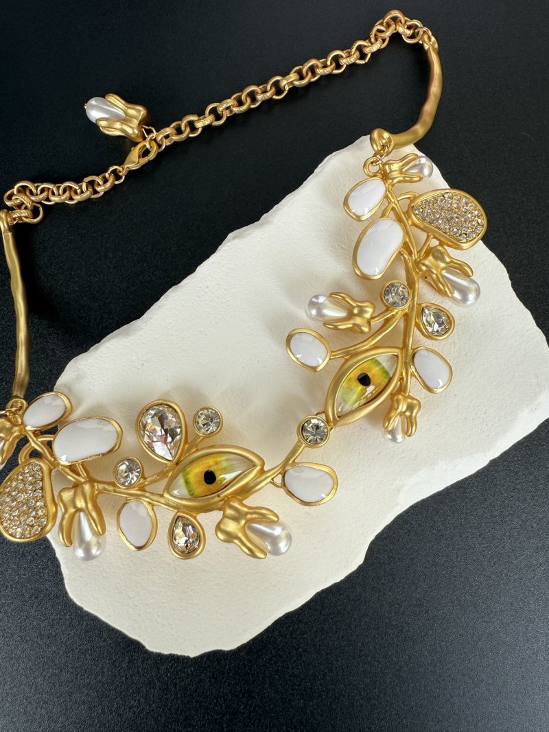Наручное колье с декоративными элементами Schiaparelli