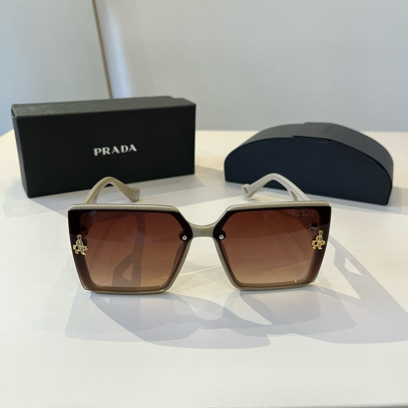 Солнцезащитные очки Prada