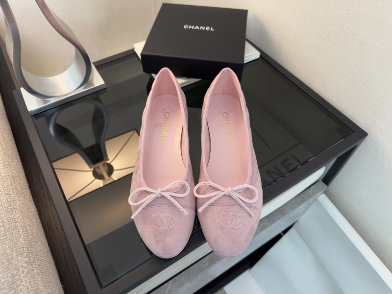 Замшевые балетки Chanel розового цвета