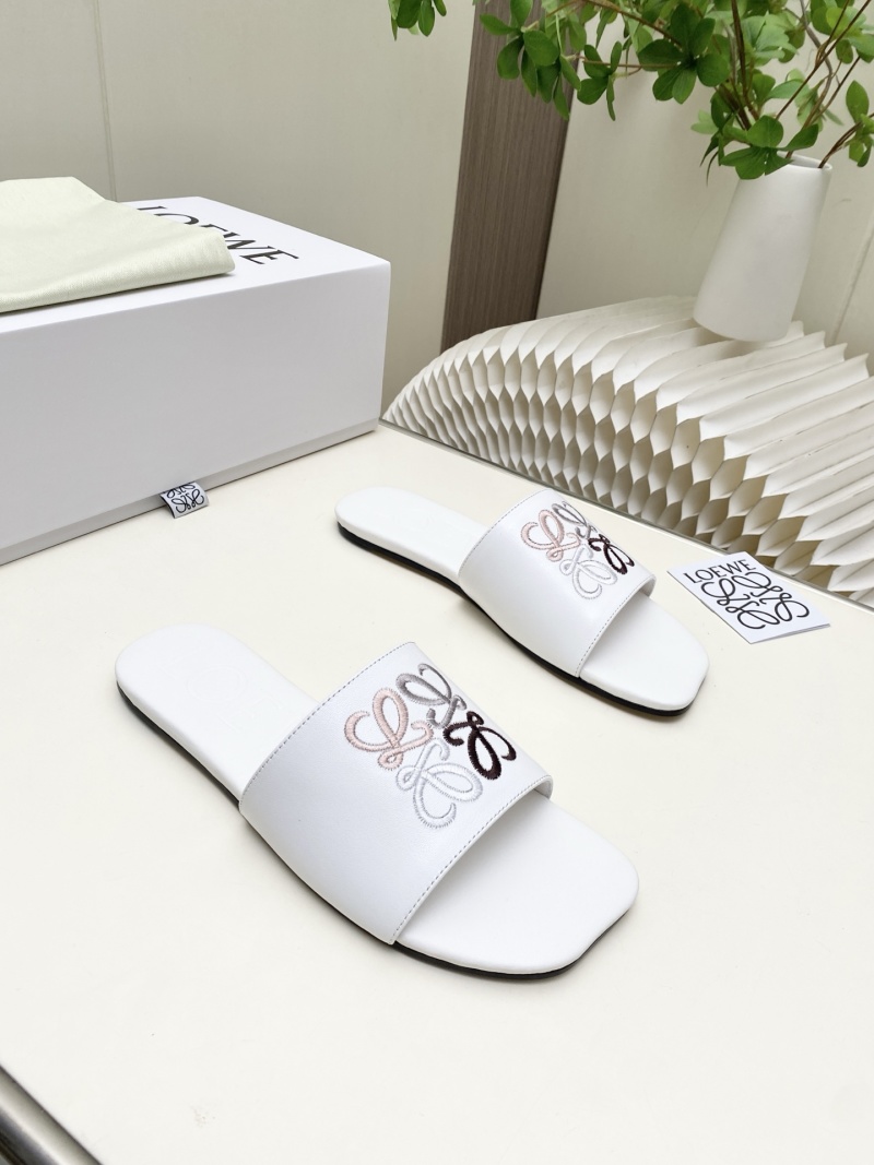 Белые кожаные шлепанцы с вышивкой Loewe