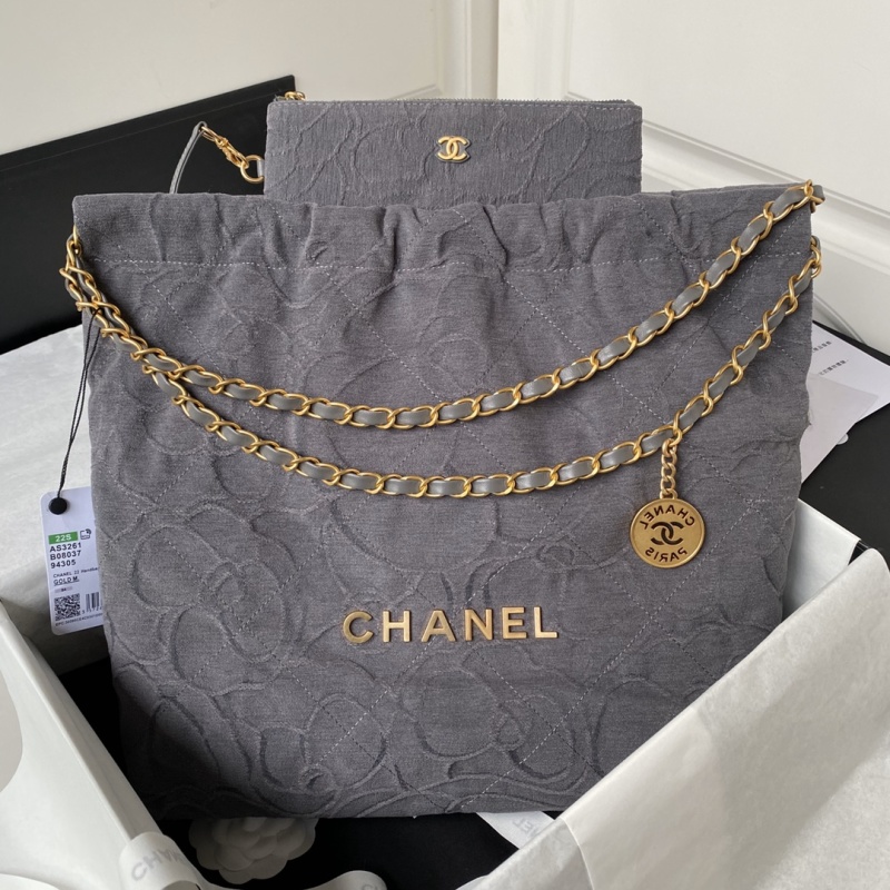 Шелковая сумка Chanel с золотой цепью