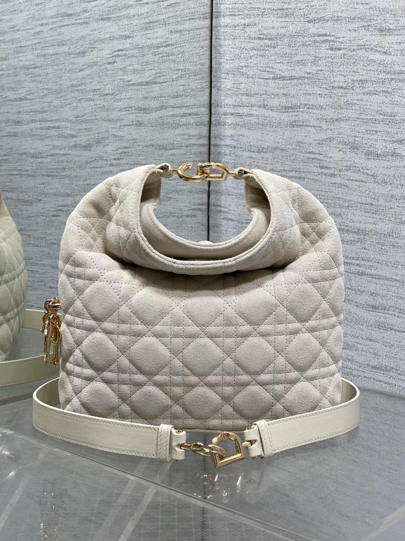 Бежевая сумка Dior с квилтингом и золотой фурнитур