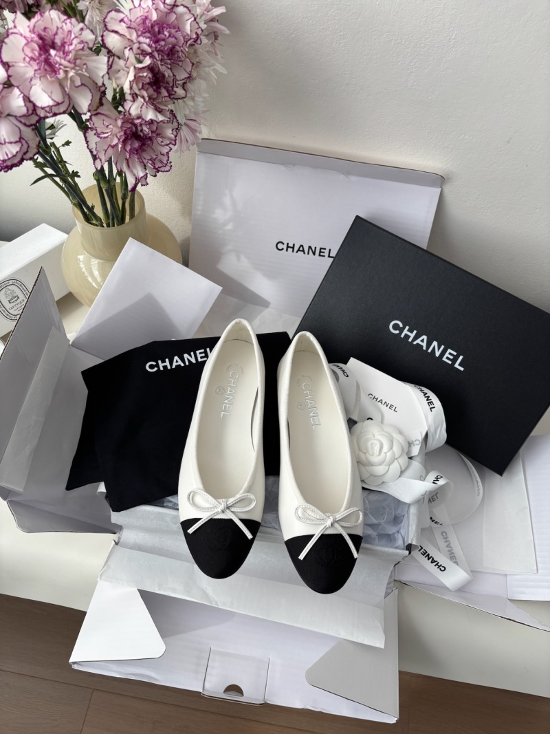 Классические балетки Chanel в черно-белом исполнении