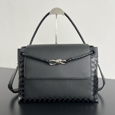 Сумка Bottega Veneta Andiamo с плетеным ремешком