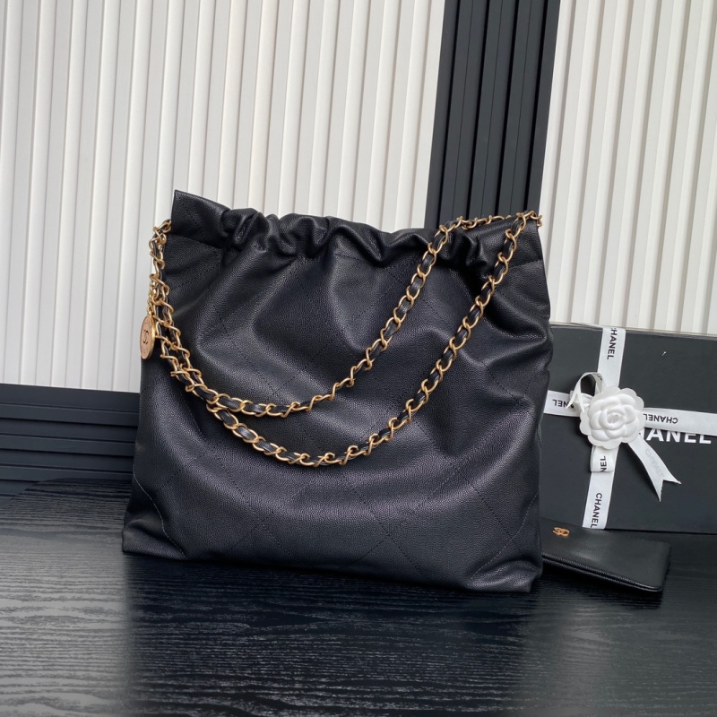 Сумка женская черная с золотой цепью и логотипом Chanel