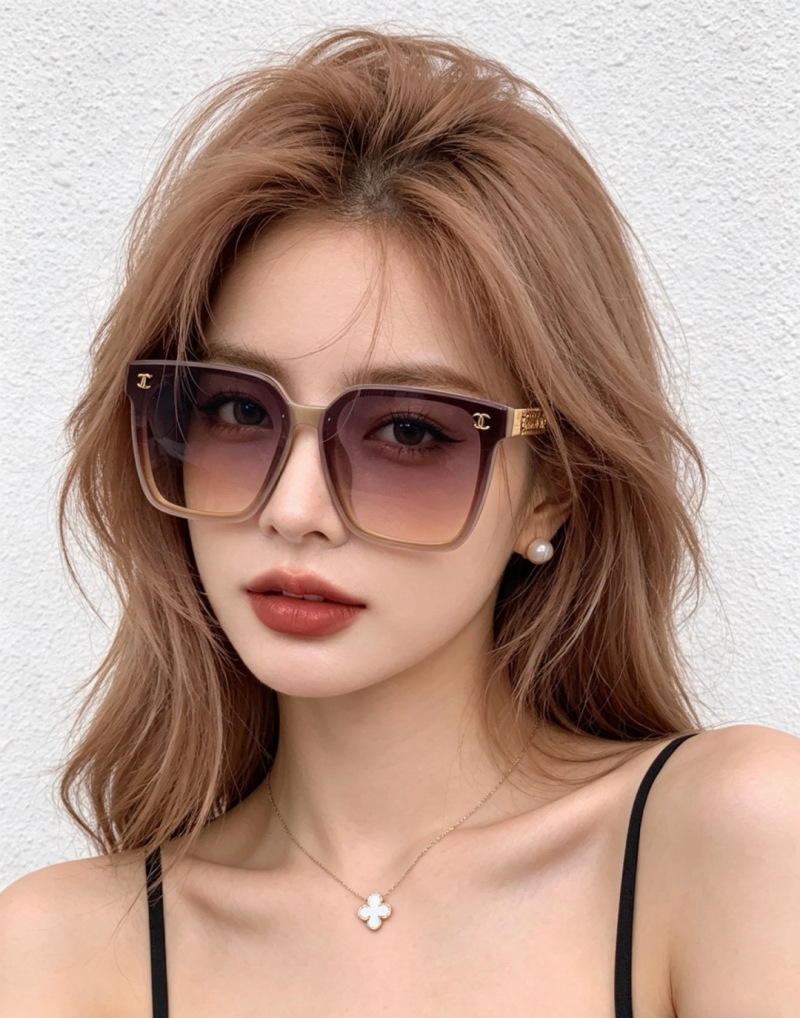 Солнцезащитные очки Chanel