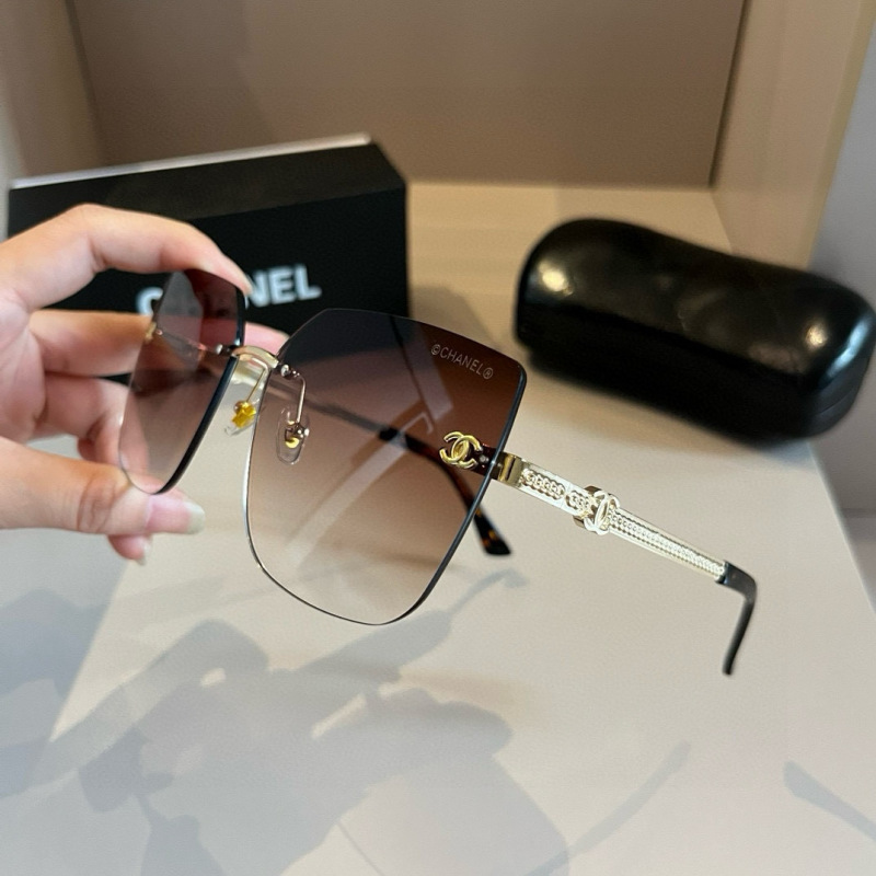 Солнечные очки Chanel с золотой оправой