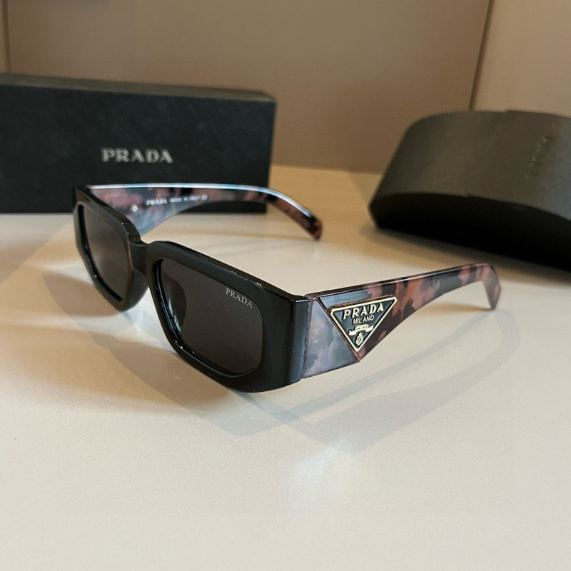 Солнцезащитные очки Prada