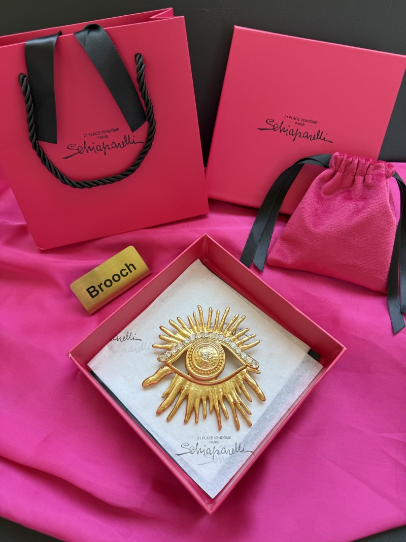 Брошь Schiaparelli в виде глаза
