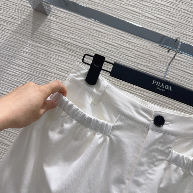 Женские белые шорты Prada