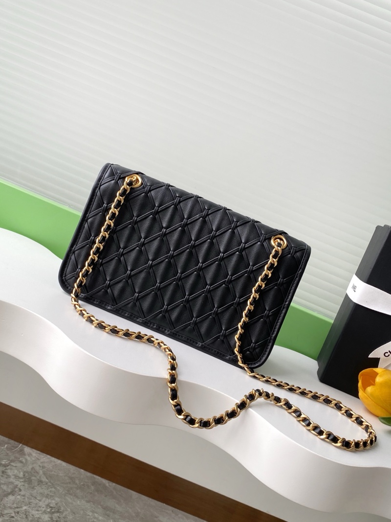 Сумка через плечо с золотой фурнитурой Chanel
