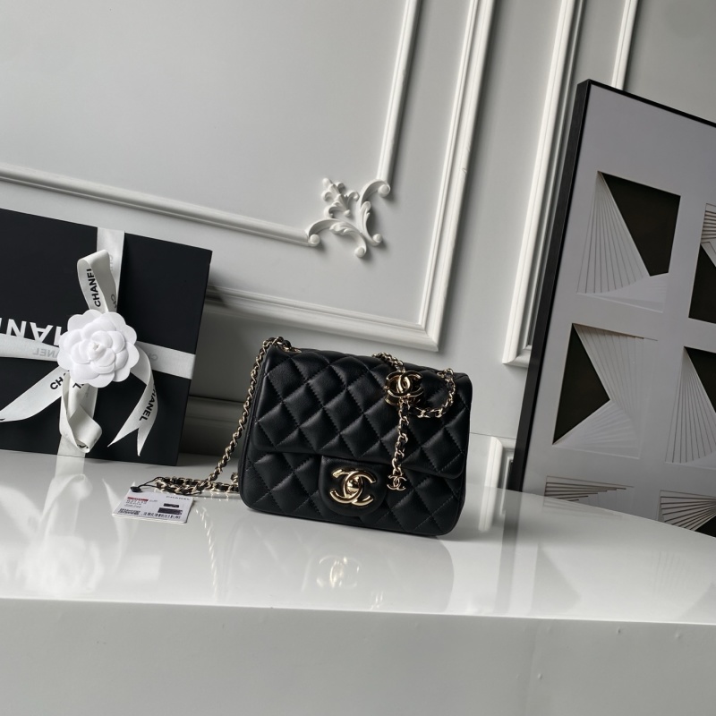 Черная сумка Chanel в стиле Classic Flap с золотистой фурнитурой и цепочкой