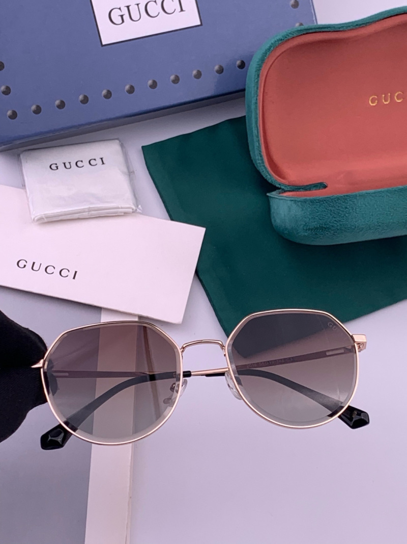 Женские солнцезащитные очки с золотистой оправой Gucci