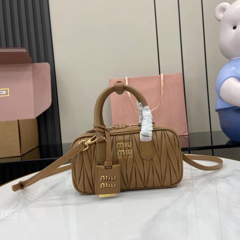 Сумка Miu Miu с ручкой и ремнем