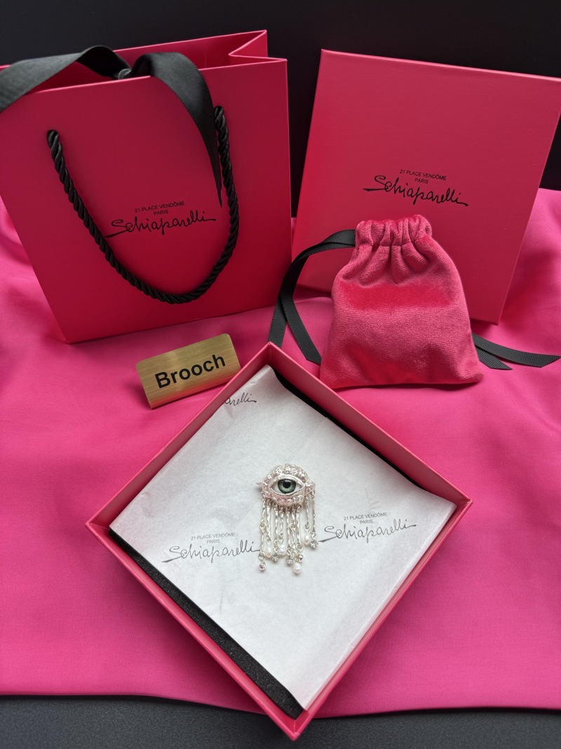 Брошь Schiaparelli в виде глаза с жемчугом