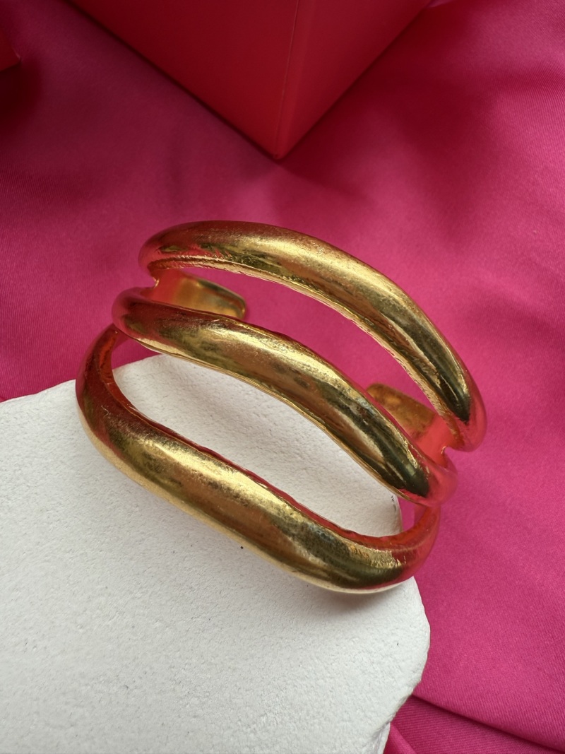 Золотистый браслет Schiaparelli