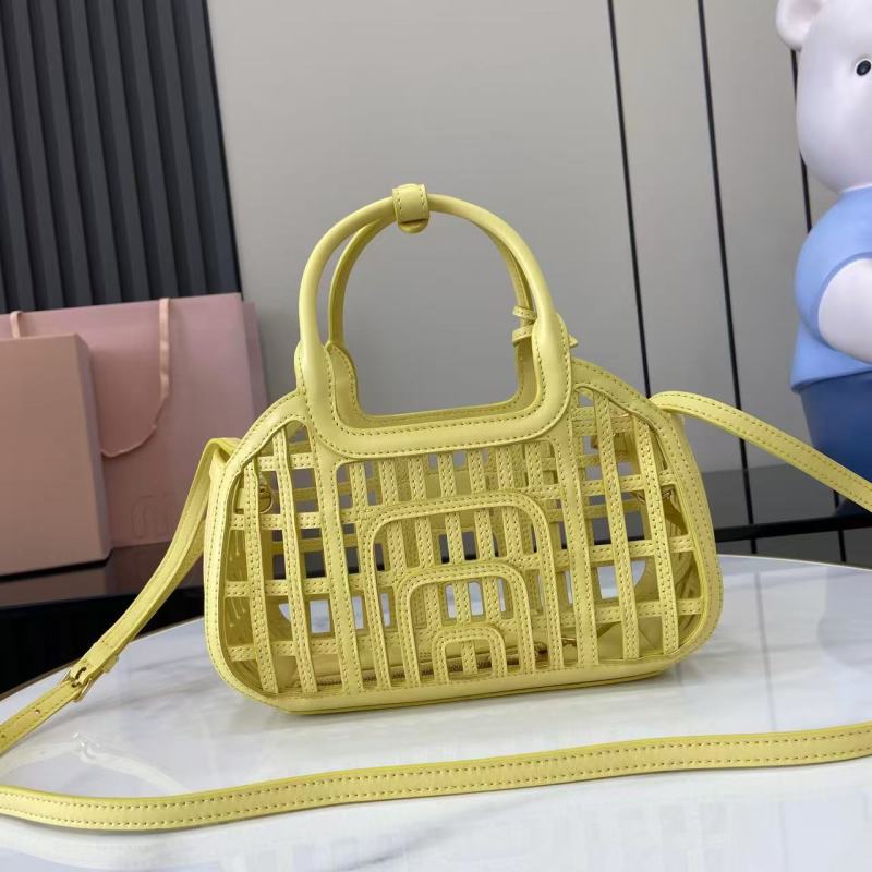 Сумка Miu Miu желтая с плетеным дизайном