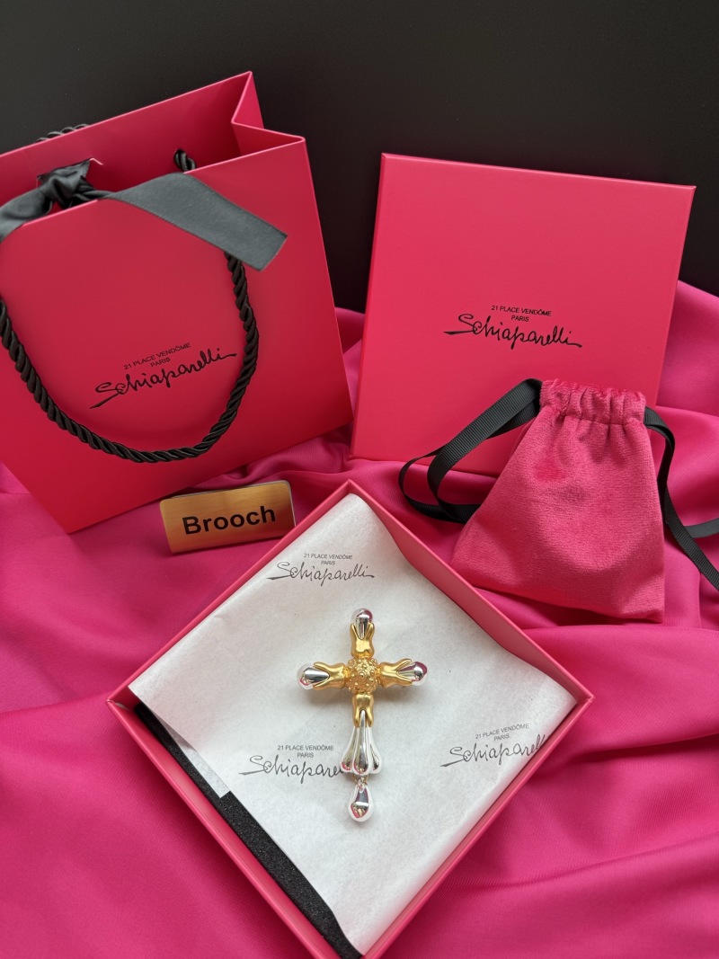 Брошь Schiaparelli в форме креста